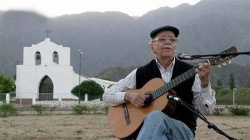 Ramón Navarro con el fondo del pueblo riojano cuyas calles se llaman como sus canciones