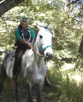 Bettiana Colhuan, machi de la comunidad Lafken Winkul Mapu, de 19 años de edad. Según sugiere Info Bae (foto de esa agencia) sería la líder del grupo terrorista mapuche que está alterando la paz en Villa Mascardi.