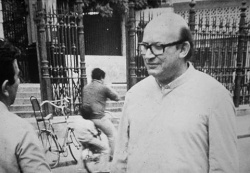 Toda vez que se proyectaba esta imagen, recibía una masiva ovación del público, fiel al inolvidable Obispo Enrique Angelelli. Este auténtico pastor de los más humildes fue asesinado por aeronáuticos del proceso en 1976.