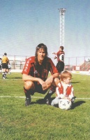 El adiós al Fútbol en Douglas Haig. Con mi hijo Axel (1997) (Foto y epígrafe Insert 30.
