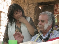 Diciendo una copla, como participante del Tantanakuy, febrero de 2010. En Hornaditas, ante la atenta mirada de la quiaqueña Beatriz "Negrita" Cabana. (Foto: Rafael Gindin)
