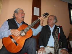 En Adrogué, el 9 de septiembre de 2018 con el guitarrista Eleodoro Villada Bustamante. (Foto: Schubert Flores).