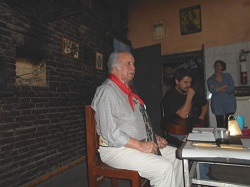 El 25-9-17. Omar recitando a Yamandú Rodríguez. En segundo plano y aguardando para acompañarlo Juan Martín Scalerandi. (Foto: Ricardo Acebal)