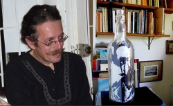 Roberto Genta Dorado y su botella.   