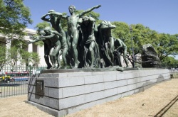 El Canto al Trabajo (Rogelio Yrurtia) Está ubicada en Paseo Colón e Independencia, Ciudad de Buenos Aires.