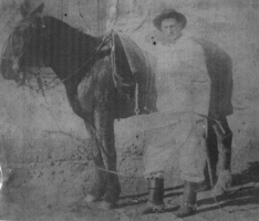 Un ancestro de Ángel, don Carlos Hechenleitner, fotografiado en Maquinchao en el año 1910 (Reproducción de original: Ricardo Acebal).