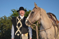 Hechenleitner en Patagones. Poncho tejido por él. Y su caballo emprendado también por él, tanto los cueros como los tejidos. (Foto: Claudia Goy). 