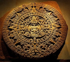 Uno de los monumentos imponentes más estudiados de Mesoamérica, la Piedra del Sol que hace alusión a conocimientos astrológicos y veneración al sol por parte de la civilización azteca. (Foto: Pag. Web "Entre Mitos y Leyendas")