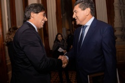 El ex ministro Germán Garavano (gestión Macri) saluda al contador Ricart en el Senado de la Nación. (Foto publicada por "La Nación")