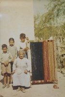 Abuela Cruz, nietos y un futuro poncho. La Calera, Provincia de San Luis. 