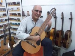 Carlos Carmona Nacido en  Buenos Aires en 1960  es compositor , guitarrista  y  director de orquesta .   