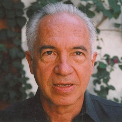 Andrés Cáceres, autor.
