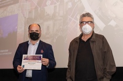 Momento en que el representante de la película "Matar a un muerto" recibe la "Mención" de manos del director argentino Fernando Spiner.