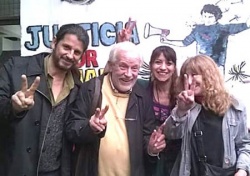 De izquierda a derecha: el autor de esta nota Pablo Bonaparte, Mariano Garreta, Clelia Peralta y Florencia Kusch. Todos, como siempre, poniendo el cuerpo a la batalla cultural. (Foto: Clelia Peralta)