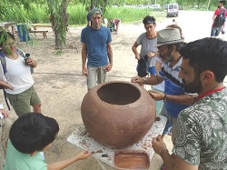  La gran olla cerámica y algunos de sus hacedores, dirigidos por Carlos Moreyra.