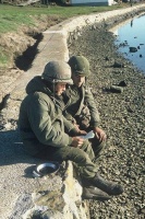 Esta foto de Malvinas es emblemática y una de las más vistas En ella se ve a dos soldados leyendo una carta en Puerto Argentino. Recientemente la imagen volvió a verse por un motivo triste: uno de los soldados había fallecido. Ha dejado de existir el VGM Hector Sergio Miño a quien se lo observa al lado de Sergio Grabchuk, quien tiene la carta en sus manos; ambos pertenecientes a la Ca Com Mec 10. (Imagen: E.A. Rotondo)  21-03-18.