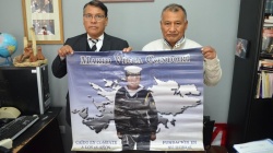 Bautista y Anastacio Vilca Condorí sostienen una foto homenaje de su hermano Mario, también excombatiente caído en la guerra. Foto: Luis Cornu