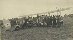 El avión utilizado durante la masacre de Napalpí, fotografiado por el equipo del etnólogo Lehmann Nitsche. GIORDANO Y REYERO, VISIBILIDADES E INVISIBILIDADES EN TORNO A LA MATANZA INDÍGENA DE NAPALPÍ (CHACO, ARGENTINA). LA FOTOGRAFÍA COMO ARTIFICIO DE AMISTAD, P. 92