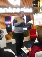 Acosta presentando "Aquí se puso a cantar" en la Feria del Libro de Buenos Aires el 15-5-22