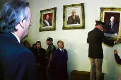 El Teniente General Bendini en el momento de bajar los cuadros de dos generales que deshonraron al Ejército Argentino: Videla y Bignone, después de recibir la orden del entonces Presidente de la Nación Argentina, Néstor Kirchner, el 24 de marzo de 2004.