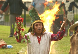  Wenceslao Villanueva ofrenda, bajo la atenta mirada del Tata Alankay. En la foto de la derecha Wenceslao Villanueva, Ricardo Acebal, Tata Alankay y el hijo mayor de Wenceslao.