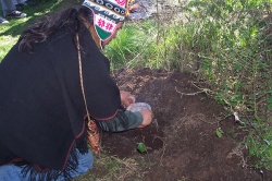 Wenceslao Villanueva, ofrendando a la Madre Tierra.