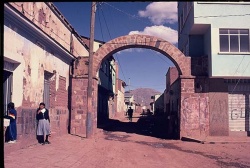 Las ruinas de la primitiva Tiawanaku y una calle de la actual población de Tiahuanaco, República de Bolivia.