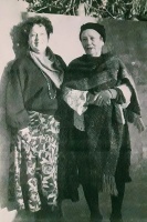 Dora Roldán junto a su mamá María Bernabitti de Roldán.