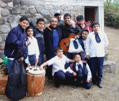 En 2012, detrás del escenario del anfiteatro "Niña Yolanda" (Lozano, Jujuy) con chicos participantes del "Infantil" de ese año.