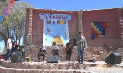 Abriendo la tarde el locutor Julio Cerrizuela, acompañado en el escenario por los tilcareños Hermanos Quiquiza.