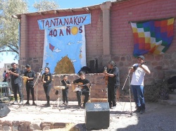 El "Ensamble musical" apoyado en charango por Juan Cruz Torres