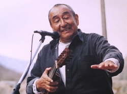 Jaime Torres en Iruya, Provincia de Salta (Tantanakuy infantil de 2001) recordando cuando su estatura llegaba hasta donde indica su mano izquierda. "Entonces tomé un charango y ahí empezó mi Historia".