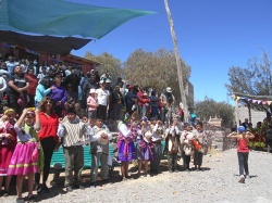 Niñas y niños humahuaqueños traduciendo al lenguaje de señas la letra de nuestro Himno Nacional Argentino.