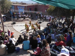 Una jornada a pleno sol y cielo profundamente azul. En el escenario los músicos, en el centro los bailarines y el público cubriendo las gradas de la Casa del Tantanakuy. Esta casa, otro logro de Jaime Torres, fue inaugurada (con varias salas todavía en construcción) el 16 de octubre de 1998.  