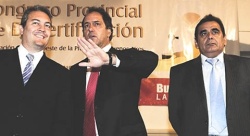Sonrisa de Negri. "Caras largas" del entonces gobernador Scioli y su acompañante. Foto publicada por "Dragado en Cerri.com.ar" el 18-10-12     
