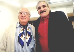 Carlos Casis (saco oscuro y camisa roja) junto a una gran figura entrerriana de la difusión cultural: Mario Alarcón Muñiz.