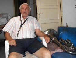 Abelito hoy en su casa de Tortuguitas, Provincia de Buenos Aires. Siempre con un trombón a mano...