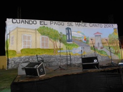 El escenario, minutos antes del "¡Buenas noches La Paz!" dicho enfáticamente como apertura por los conductores Juan Trachitti y Esteban Larrosa y de la actuación de músicos y cantores. Ambientación colorida y totalmente local: La casa natal de don Linares Cardozo, el arco de entrada a La Paz y el faro del parque, pintados por Luis Gauna con el diseño de su esposa, Griselda Arostegui. (Foto: Ricardo Acebal)