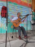 Jorge "Palito" Ríos (Jorge Braulio Schefeler), uno de los dinosaurios. Guitarra y canto en el Rancho cultural de los Hermanos López, un sitio mágico en el que se hace la recepción de los participantes, al mediodía del primer día del encuentro. En este caso fue el viernes 6 de enero. Se sirven exquisitas empanadas de surubí y dorado, pescados en el río Paraná, que transcurre a pocos metros de este "rancho". (Foto: Ricardo Acebal)