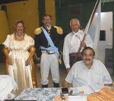 Carlos "Mange" Casís, coordinando todo. El "uniformado" es Juan Mario Sosa, presidente de la agrupación tradicionalista de Paraná que bailó el cuadro "Museo de cera" (Tango, Bailecito, Zamba, Sajuriana y Pericón Nacional). Los bailarines fueron (además del director Sosa): Esmeralda Lozano, Graciela González, Oscar Miño, Chiquita Cuesta, Ramón Lute y Luis Bucema.