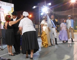 La responsable de mantener libres de polvo a las estatuas del museo de cera (parejas de danzas) les pasa un plumero. A medida que les saca la tierra, las estatuas cobran vida y bailan.