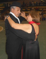 La pareja de Tango, lista para lucirse con ochos y sentadas.
