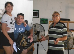 Excelente bandoneonista Sedil Toledo, junto a su hija Alma Aranzazú. Con solo once años de edad Alma interpretó en el escenario, acompañada por su papá y Emiliano Farina el Tango "Mariposita, de Anselmo Aieta y García Giménez. Usted podrá escucharla en uno de los "audios de la nota". En la otra foto: Carlos Toniatto, recitador, de Santa Fé.