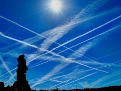 Las estelas químicas que despiden los aviones a gran altura ¿están constituídas solo por gases de "escape" de sus motores?