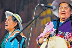 Hermanas Cari copleando. La que empuña la caja es Candelaria.