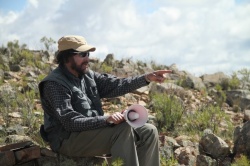 Nuestro hermano boliviano Jorge Sanjinés dirigiendo "Los viejos soldados"