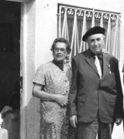 Asencio Abeijón y su esposa, a la puerta de su casa en Comodoro Rivadavia, Provincia del Chubut en 1984 (Foto: Ricardo Acebal)