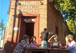 Calle angosta, calle angosta, la de una vereda sola...