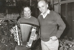 Raúl Barboza y Ricardo L. Acebal en agosto de 1986 (¡éramos tan jóvenes!) en la entrada de "Tiempo Argentino".