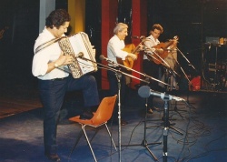 En el escenario de la Primera Fiesta Nacional del Chamamé, Ciudad de Corrientes, en 1985. El cantor es el excelente intérprete entrerriano Octavio Osuna. (Foto: R. Acebal)